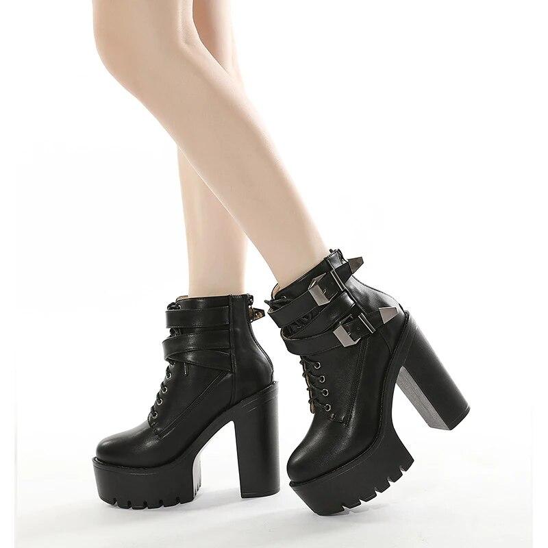 2024 Vinter 13 cm Klackar Nya Bandage Tjock Botten Vattentät Plattform Damskor Tjocka Höga Klackar Korta Stövlar Lhx