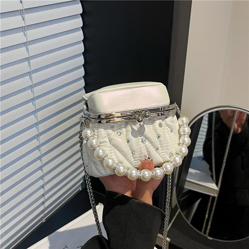 

Bag women s bag 2025 autumn new Korean version fashion pleated shoulder bag pearl portable mini square bag бежевий