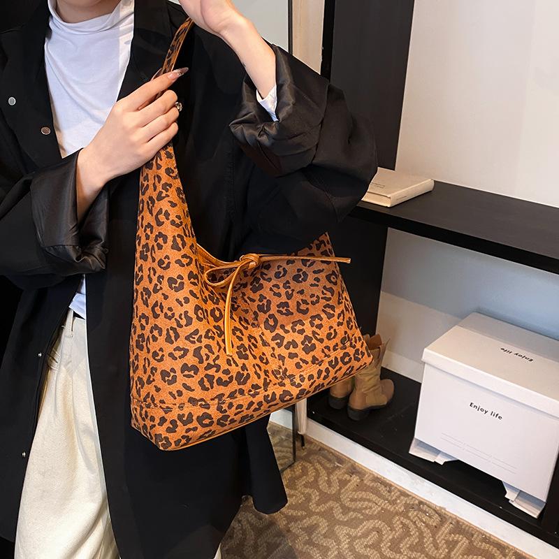 

Casual relaxation large-capacity leopard print bag women s 2025 new high-end commuter shoulder bag tote bucket bag 37*10*25