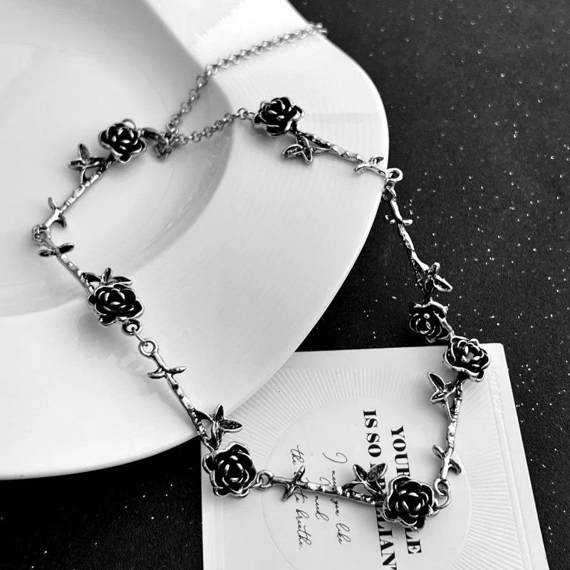 Vintage Personalized Rose Pendant Necklace Women'S Punk Metal Black Popular Design Choker Y2K Jewelry Gothic Gift