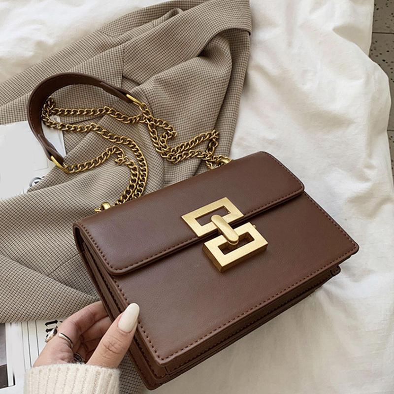 Minimalistische einzelne Umhängetasche mit Metalldekorkette, quadratisch, elegante Umhängetasche aus PU, trendige Handtasche mit Überschlag für Damen, Handy-Geldbörse