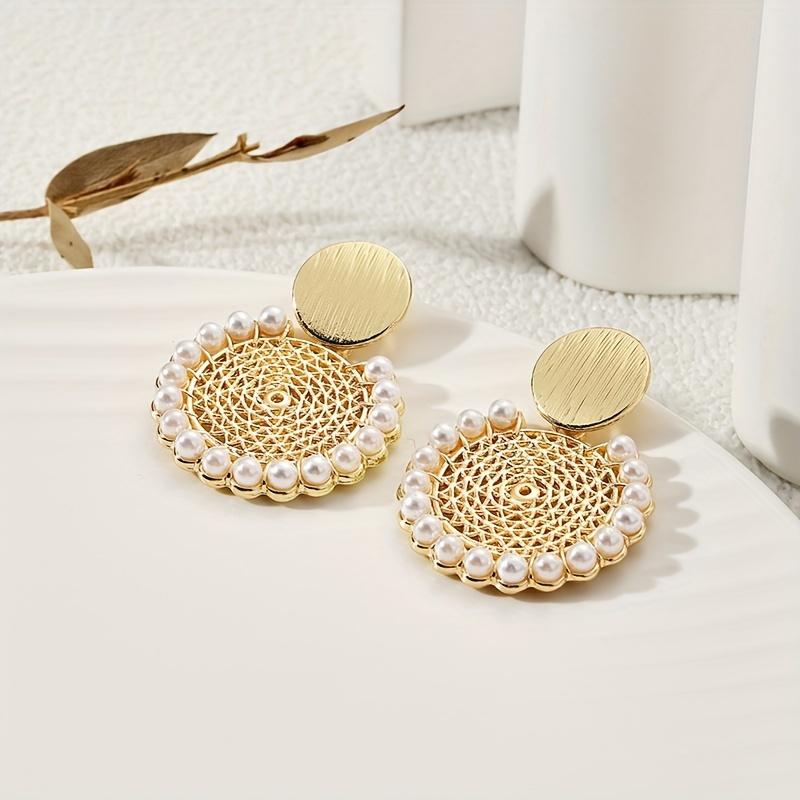 Atmospheric Imitation Pearl Circular Spiral Patterned Earrings for Women's Jewelry Attending Banquets or Wedding Scenes