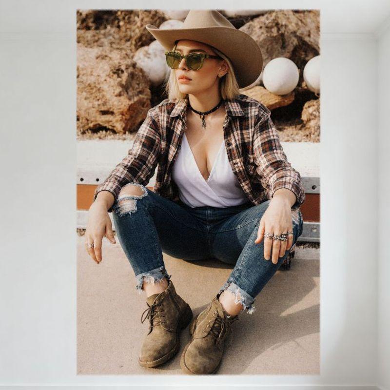 

Сексуальна західна сільська ковбойка бляшана вивіска - жінка в капелюсі та картатій сорочці металевий плакат для бару домашній декор стін 20x30cm（7.8x11.8inch）