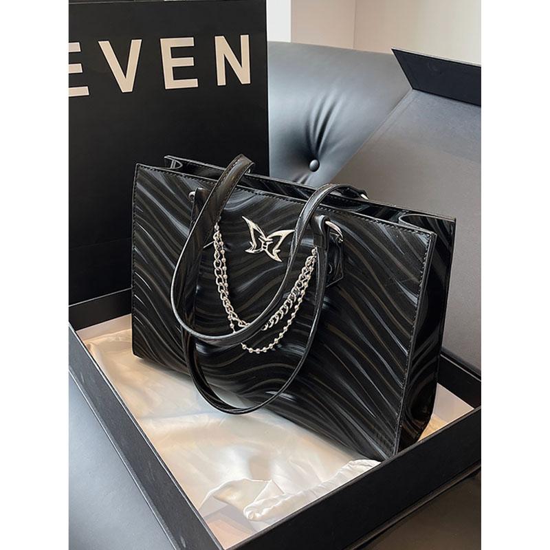 High-Grade Texture Large Capacity Bag New Popular Butterfly Explosive Chain Crossbody Bag Single Shoulder Tote Pack Design Sense