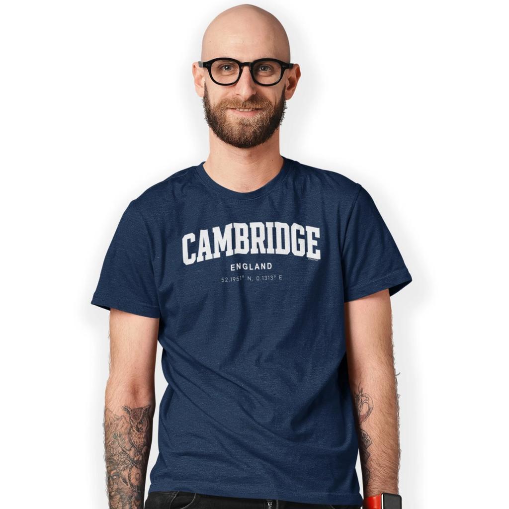 T-shirt con Stampa Stile Varsity Cambridge con Coordinate Stampata a Mano Taglia S - 5XL