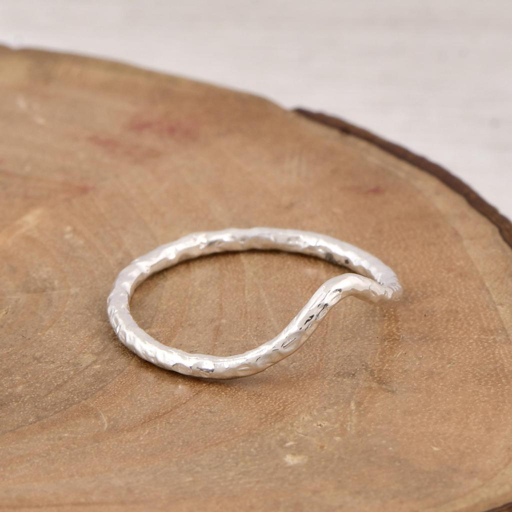 Minimalist Wave Ring 925 Sterling Silver | Curved Stackable Ring | Dainty Hammered Band | Simple Everyday Ring | Gift for Her