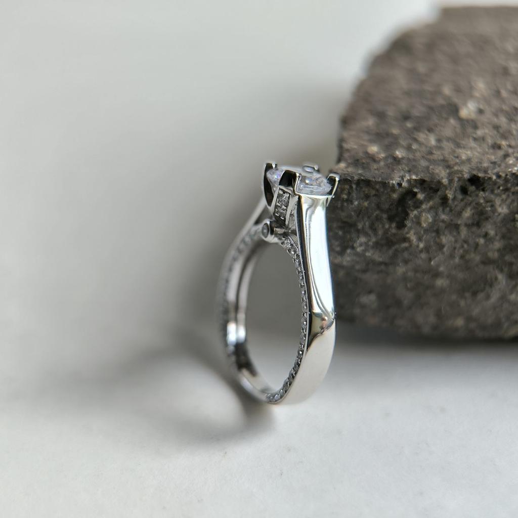 Серебряное кольцо с фианитами, вес изделия 4,56 гр (2186687)