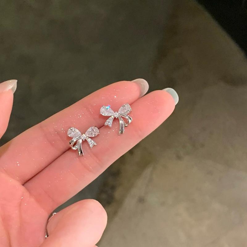 Zircon bow earrings, Korean simple and versatile stud earrings, fashionable, small and high-end temperament earrings.