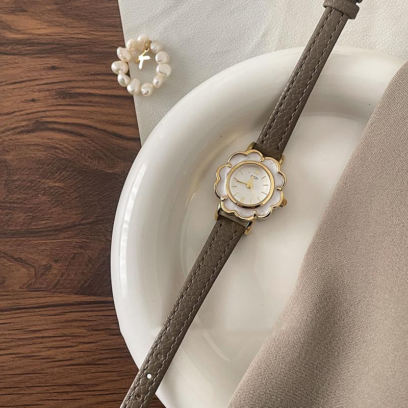 Retro Classic Women's Watch with Genuine Leather Strap Floral Design with Light Glaze and Sand-Filled Dial Commuter-Style Women'