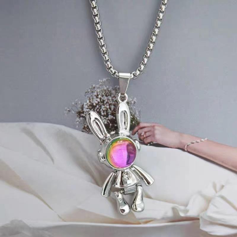 Bewegliche Weltraum-Kaninchen-Halskette Herren- und Damen-Pulloverkette Premium Vielseitiger Cartoon-Anhänger