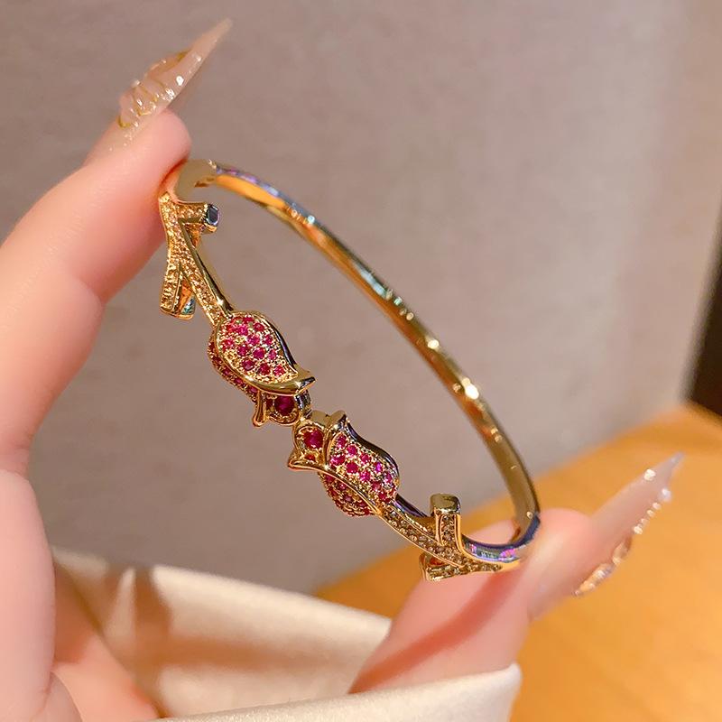 Персонализированный весенний браслет с цветком розы в литературном стиле