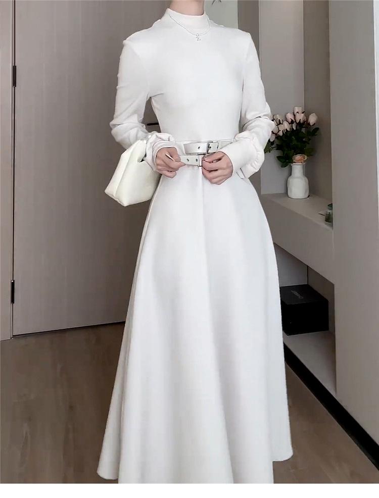 Autumn/Winter 2024 Women's French Hepburn Style Black Knit Dress - Mid-Length, Small Waist Trend