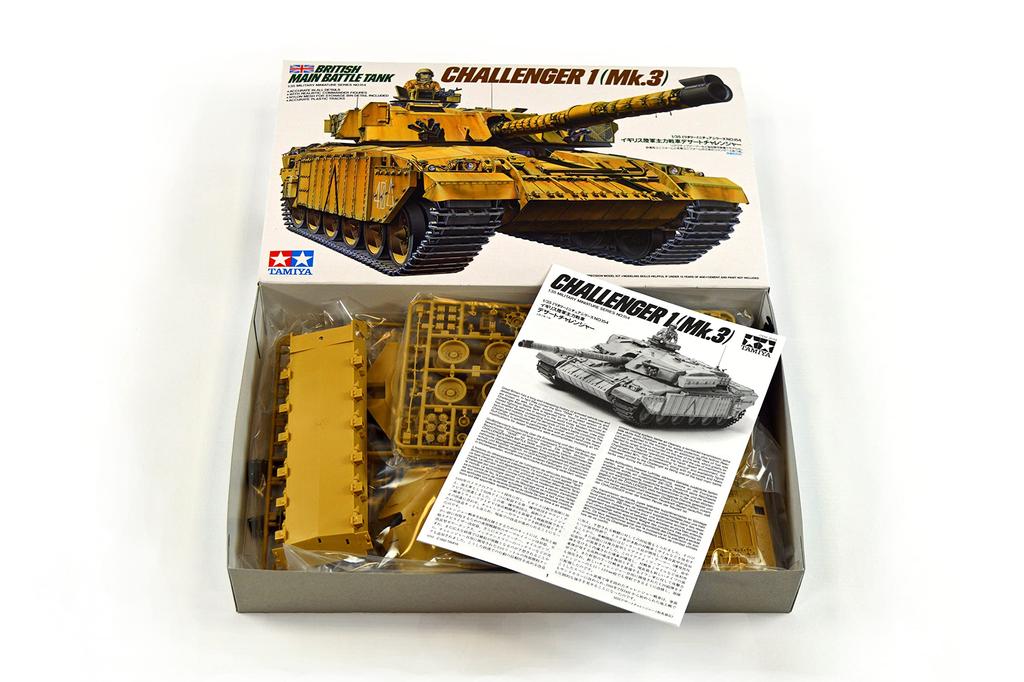 Tamiya Série de miniaturas militares do exército britânico tanque de batalha principal deserto challenger modelo de plástico 35154 1/35 n.º 154