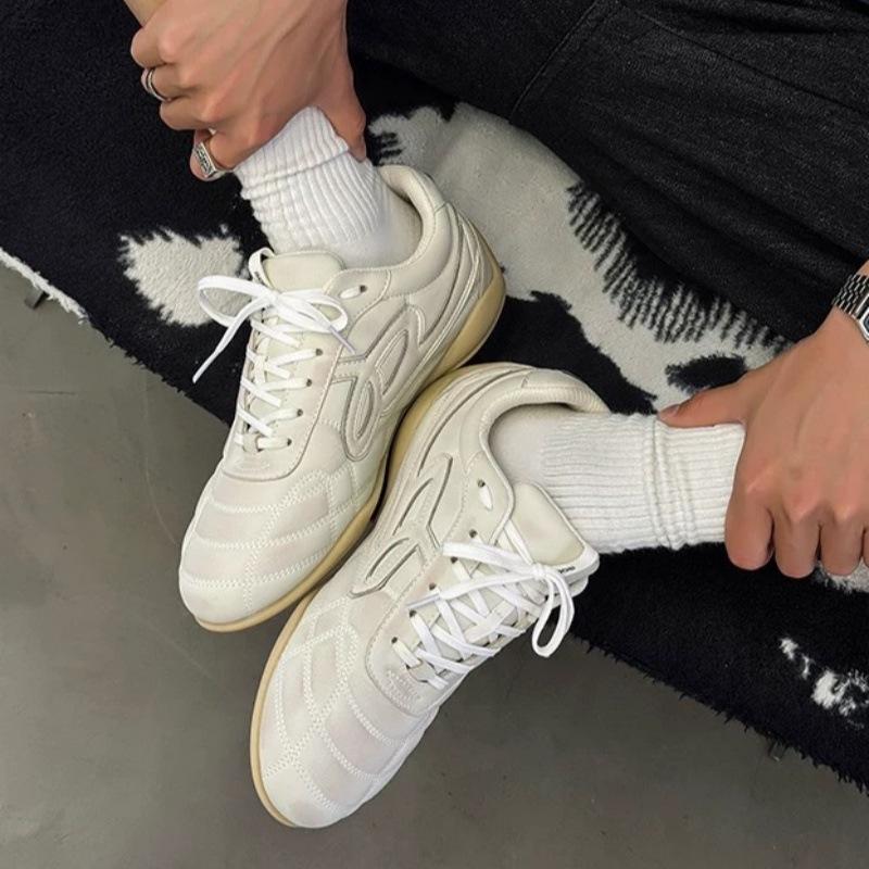 Bai Jingting has the same retro and old lace-up thick-soled German training shoes, round head casual sports shoes, heightening versatile little white