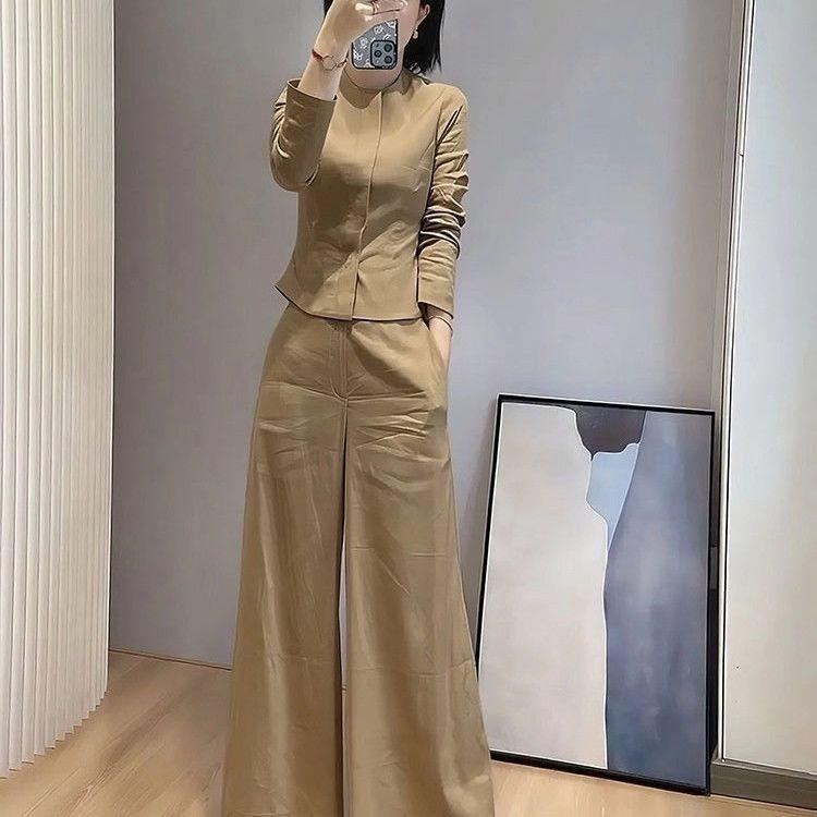 Elegant 2026 Outfit: High-End Khaki Top & Wide-Leg Pants with Chic, Waist-Cinched Design