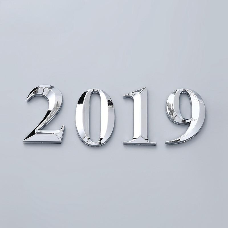 Błyszcząca tabliczka z numerem domu