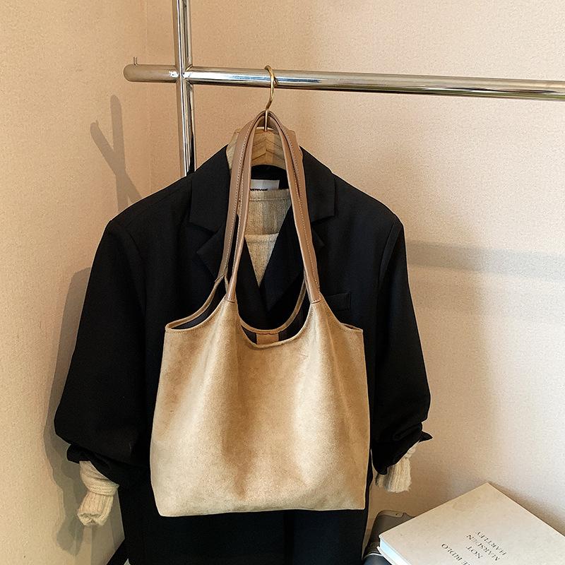 

Suede bag women s large capacity 2025 new autumn and winter versatile simple retro shoulder bag commuter tote bag хаки