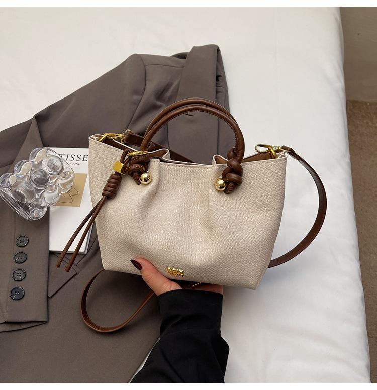 Premium messenger bag niche design pleated portable bucket bag women's 2025 new fashion versatile shoulder bag