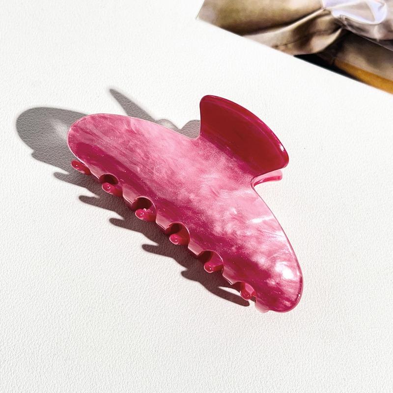 The Oval Hair Clip Exudes A High-end Feel. The Half-tied Shark Clip At The Back of The Head Is A Fashionable Hair Accessory
