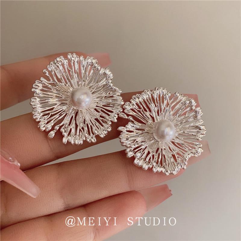 French Retro Metal Flower Stud Earrings - Stylish, High-End Design for a Smaller Looking Face.
