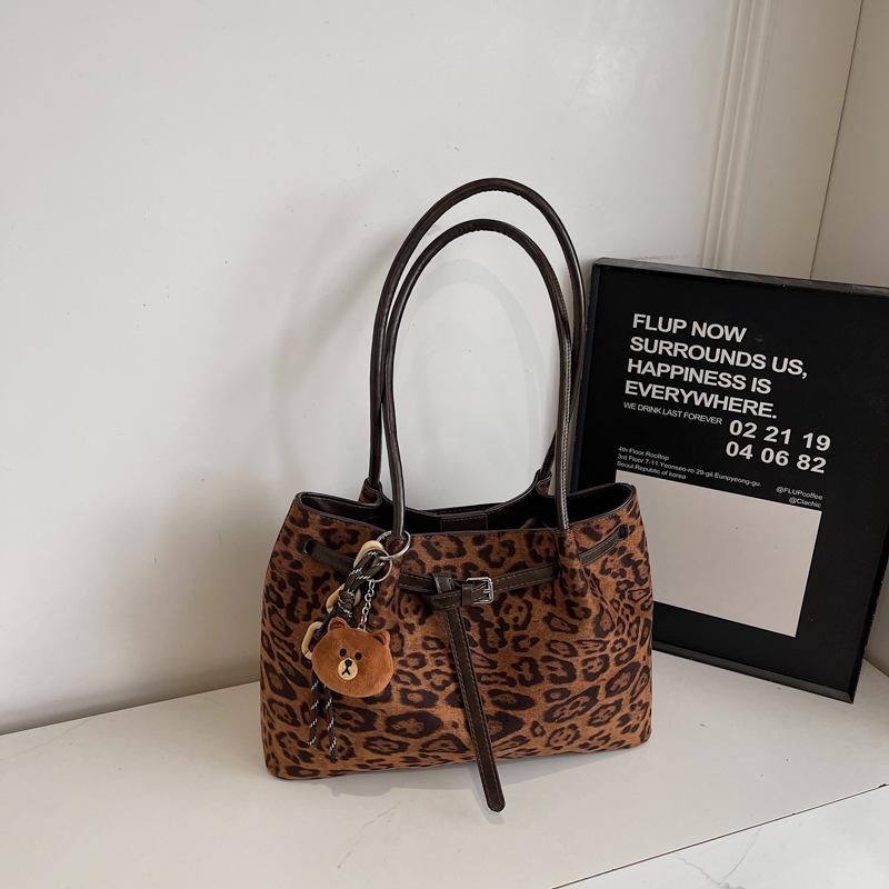 

This year, large-capacity leopard print tote bags are popular, and women s 2025 autumn new commuter shoulder and underarm shoulder bags are popular. no pendant темно-коричневого