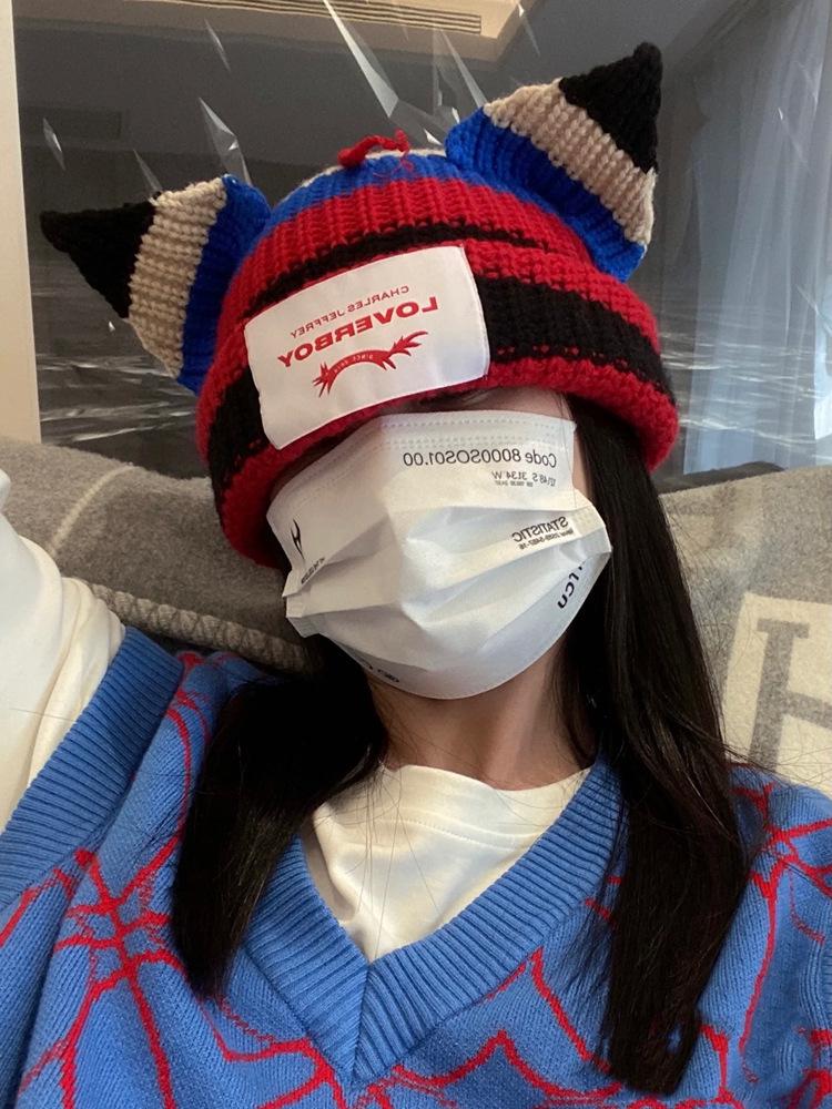 Wintermütze für Damen im koreanischen Stil mit gestrickten Katzenohren, Hip-Hop-Design und warmem Pullover mit Schriftzug, wie von Influencern getragen.