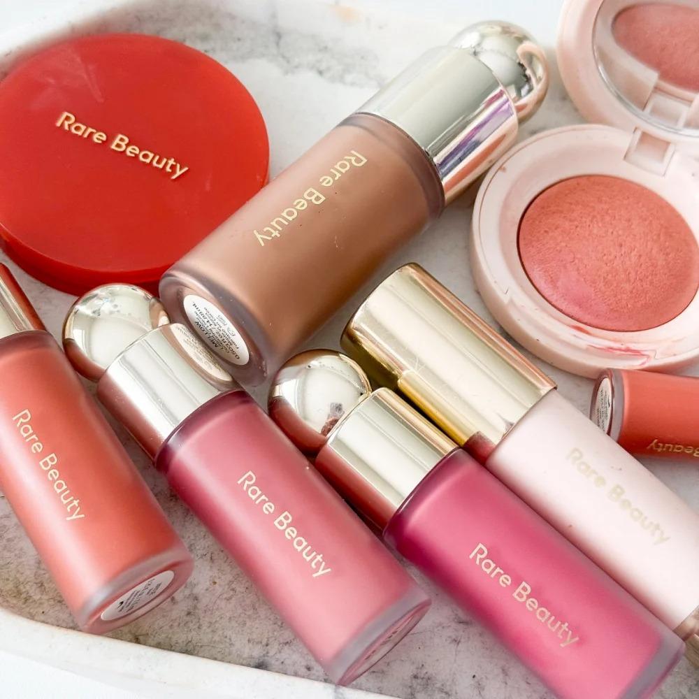 Rare Beauty Flüssigrouge Puderrouge mit Schimmer Elastisches Rouge Leicht zu Verblendendes Rouge Lippenstift Highlighter Langanhaltendes Make-up Natura