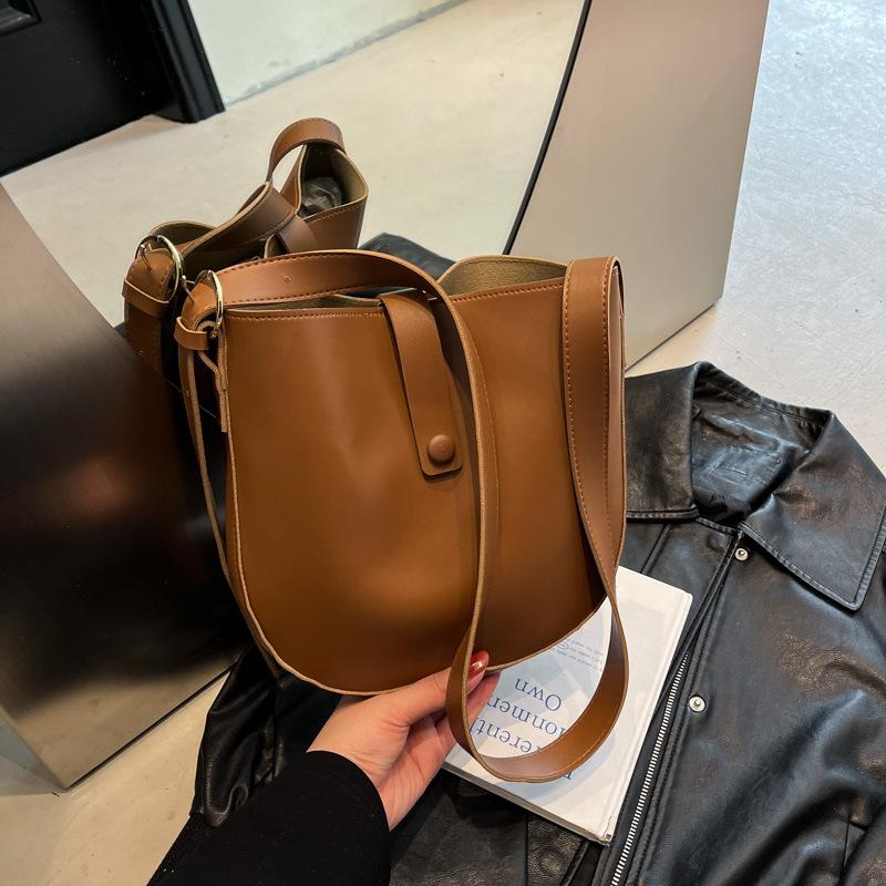 

Large capacity bag 2025 spring new bag fashion shoulder high value versatile tote bag niche messenger bag коричневий