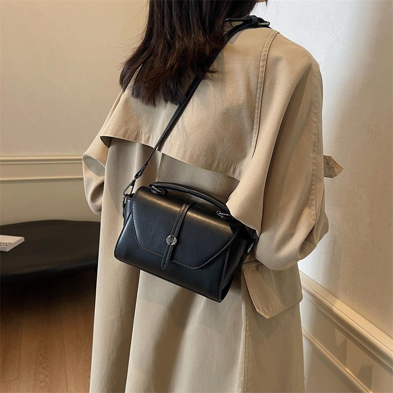 Retro Small Bag, New Women's Bag, Popular Fashion Messenger Bag, Commuter Handbag for Work, Small Square Bag.