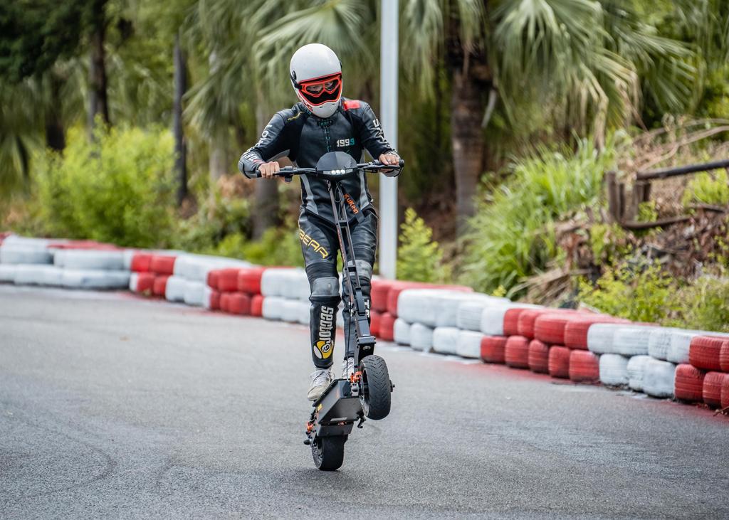 Patinete Elétrico KuKirin G4 – Motor de 2000W, 70km/h, Autonomia de 75km, Bateria 60V 20Ah, Freios a Disco Duplos, Pneus Sem Câmara de 11", Design Dobrável