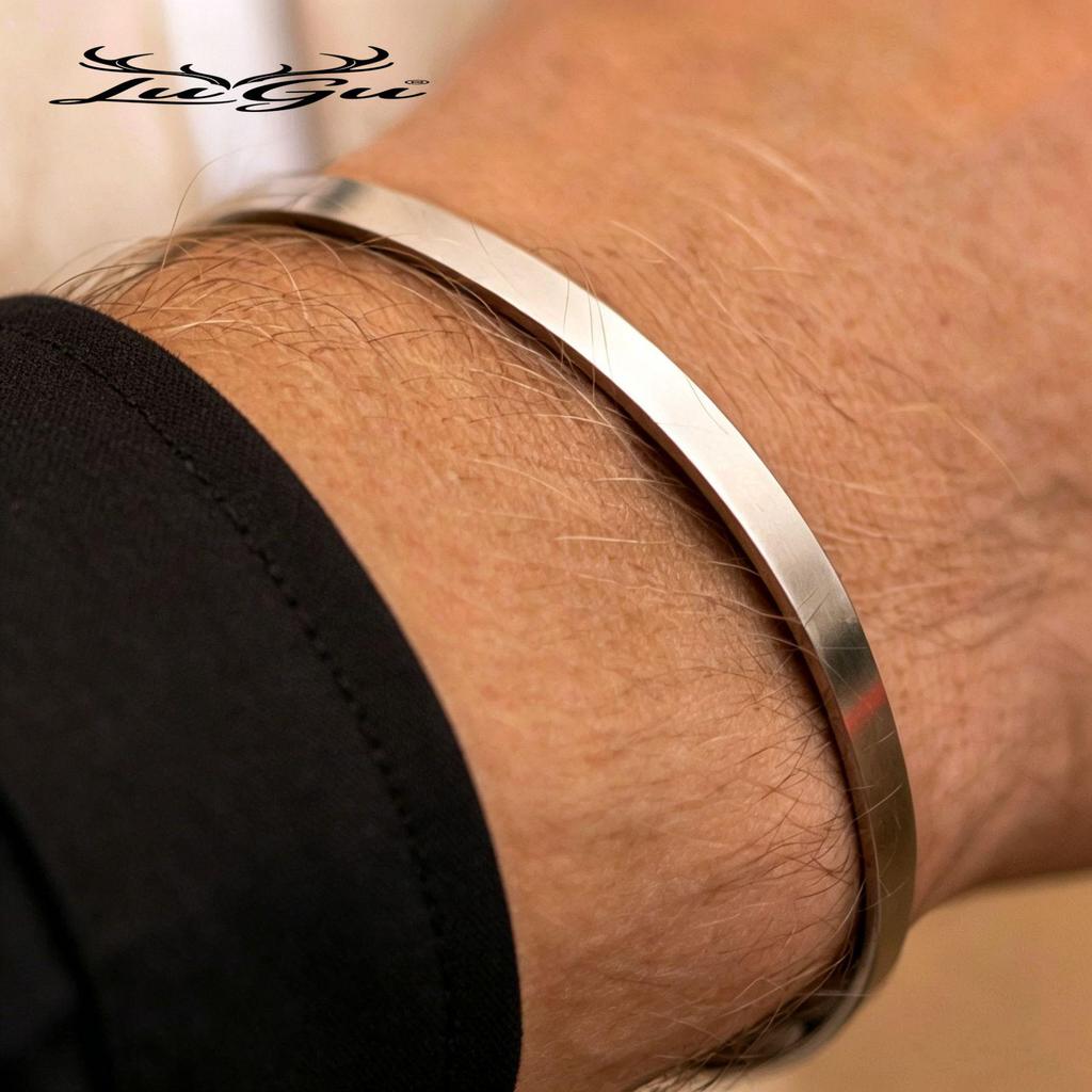 European-American Minimalist Stainless Steel Photochromic Open Bracelet: Fashionable and Versatile Accessory