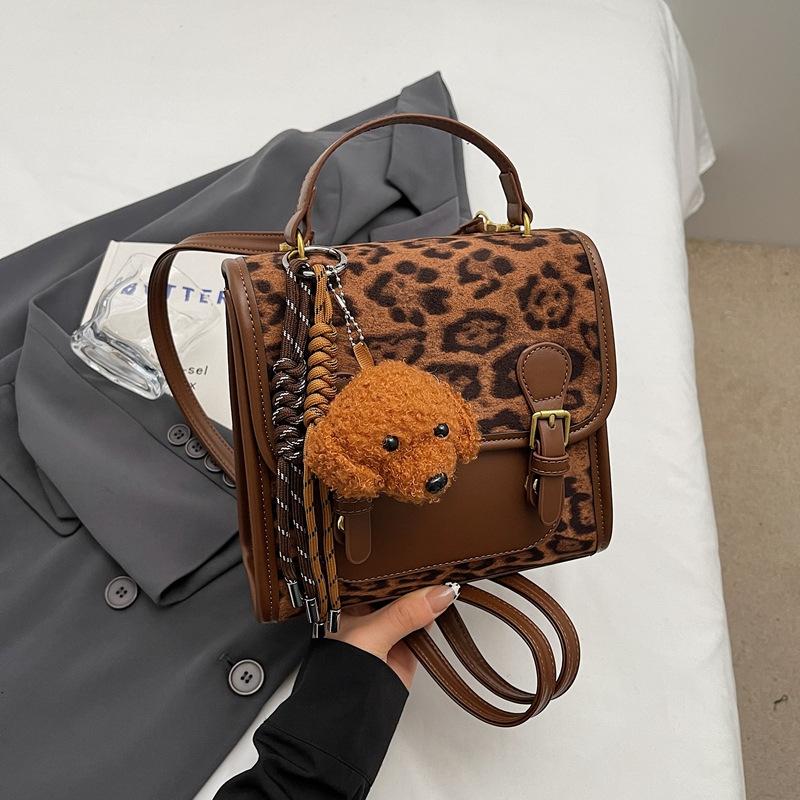 

Модный рюкзак, простой рюкзак в иностранном стиле, женская новая трендовая сумка с леопардовым принтом INS 2025, простой повседневный рюкзак No pendant темно-коричневого