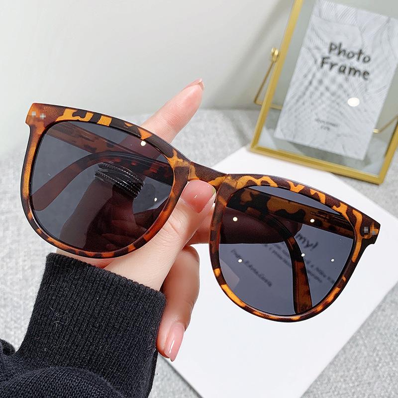 New folding sunglasses female Internet celebrity polarized sunshade sunglasses men's air cushion glasses case