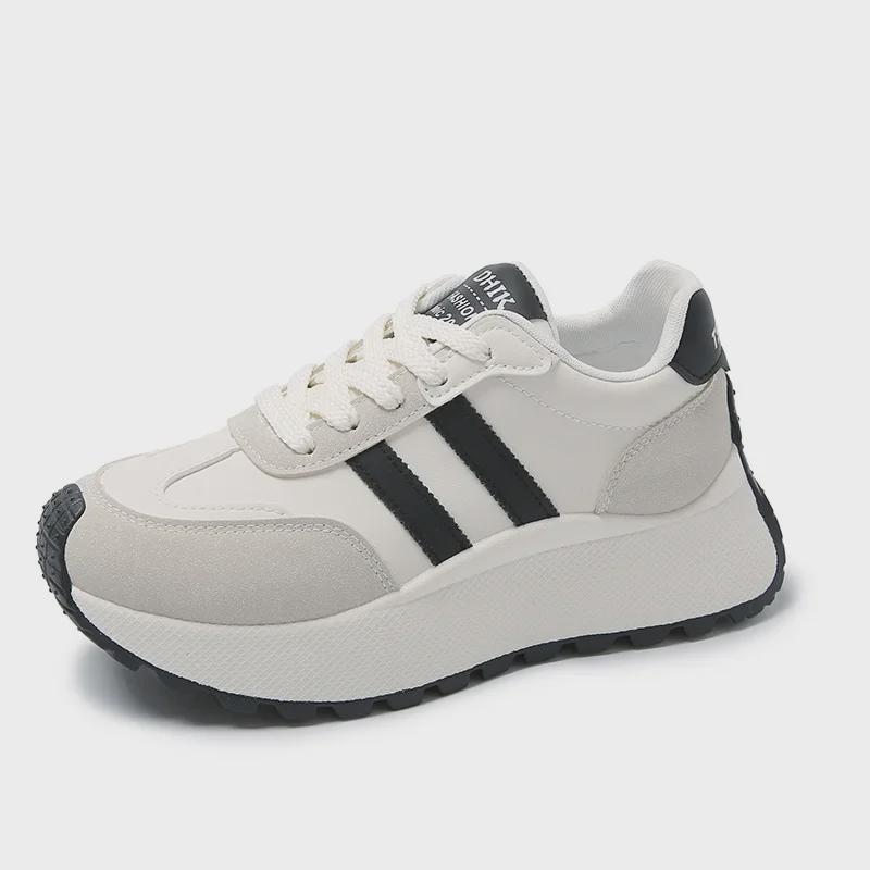 "2024 Koreanische Freizeit-Sneaker für Damen, die die Körpergröße steigern: Trendige, atmungsaktive Mode mit dicker Sohle für den Sommer"