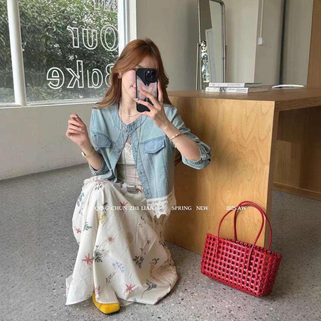 

Джинсовая куртка с кружевной отделкой и цветочная юбка миди - Женская мода весна 2025 Medium