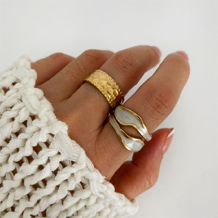 High Quality Alloy Ring With Wrinkle And Hollow Features Enhanced By White Drip Oil For A Sophisticated Touch