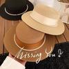 French Hepburn Style Straw Hat Straw Weaving UV Protection Flat Sun Hat Solid Color Breathable Pearl Chain Hat Travel Accessory