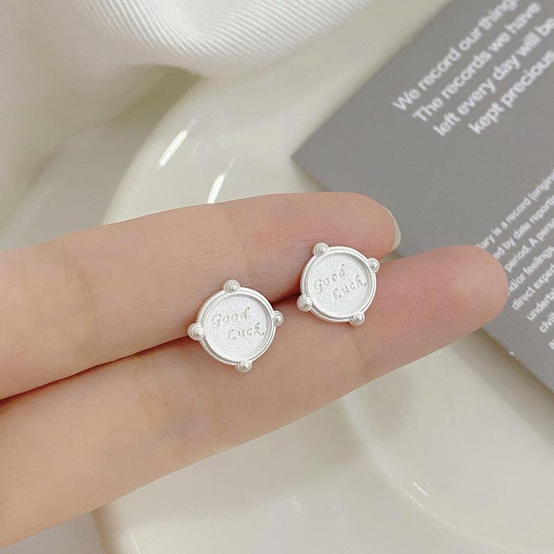 

Супер удача ~ Круглые фирменные матовые английские серьги Ins Fashion Personality Универсальные нишевые серьги