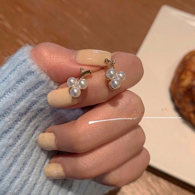 Pearl Collection: Trendy Korean Light Luxury Retro Earrings for Women, 2025 Edition