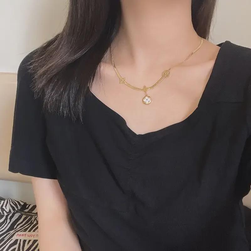 Naszyjnik z czterolistną koniczyną: Elegancki i stylowy design inspirowany Japonią i Koreą