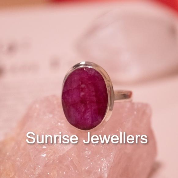 

Кольцо Ruby Ari огранки «багет» с камнем по случаю рождения от Sunrise • Подарок лучшему другу • Подарок на годовщину • Регулируемое персонализированное кольцо с драгоценным камнем •