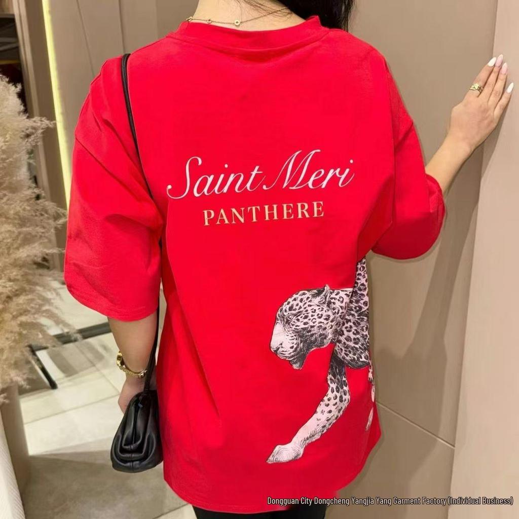 Camiseta de algodón de manga corta holgada con estampado de leopardo: un estilo urbano moderno, fresco y a la moda.