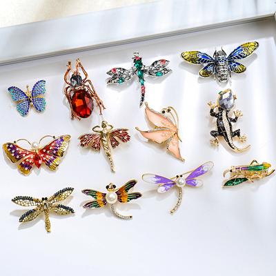 Accessoires Cartoon Niedliche Tierbrosche, Stilvoller bunter Diamantschmetterling, Libellen-Legierungsnadel