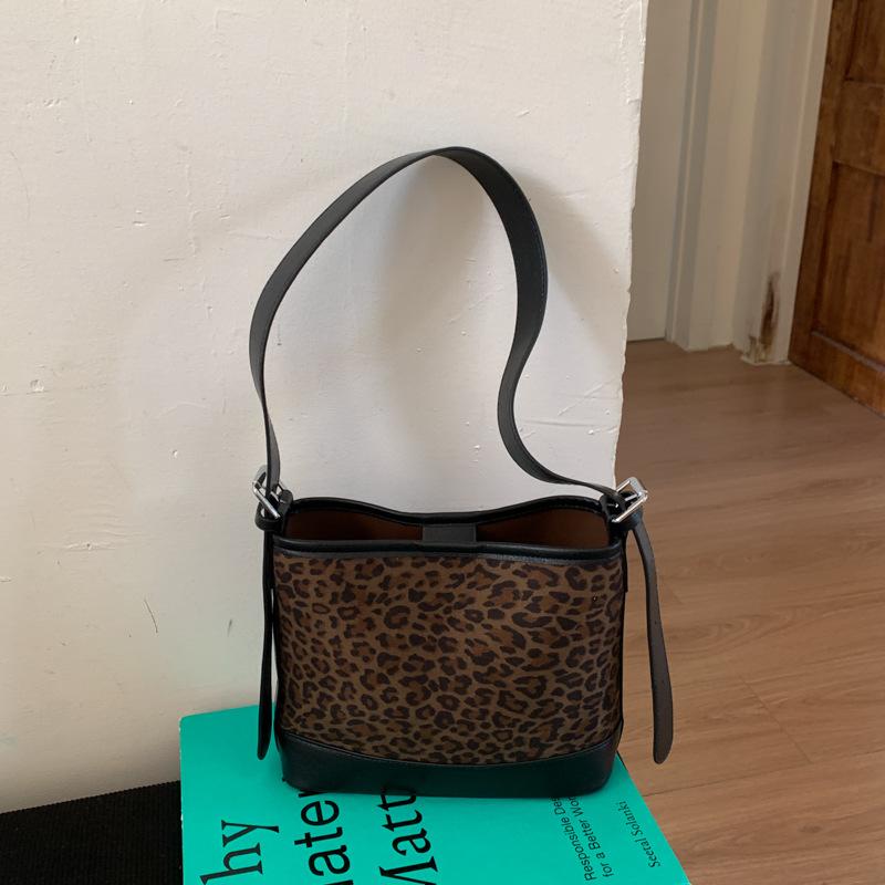 

Сумка с леопардовым принтом женская 2025 новая осень и зима нишевая легкая роскошь высокая мода сумка на плечо замшевая сумка-мессенджер сумка-ведро цветной печати леопарда