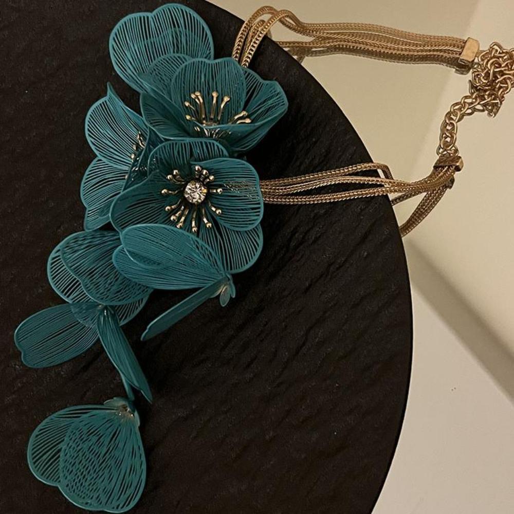 Luxury Cutout Flower Neck Pendant Zinc Zinc Alloy Floral Tassel Necklace Exaggerated Flower Necklace  Beach