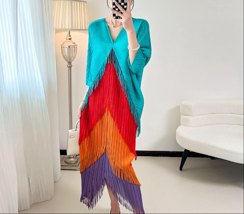 "Vestido Miyake Plissado Gradiente com Franjas - Moda Primavera 2025, Corte Slim"