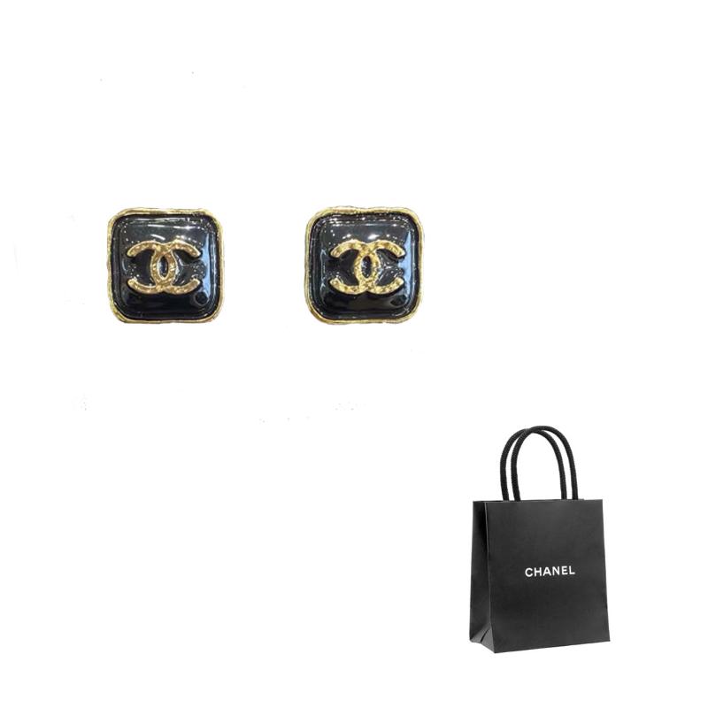 

CHANEL [23K Style] Classic Double C Black Gold Color Square Metal Stud Earrings Women s Black чорний