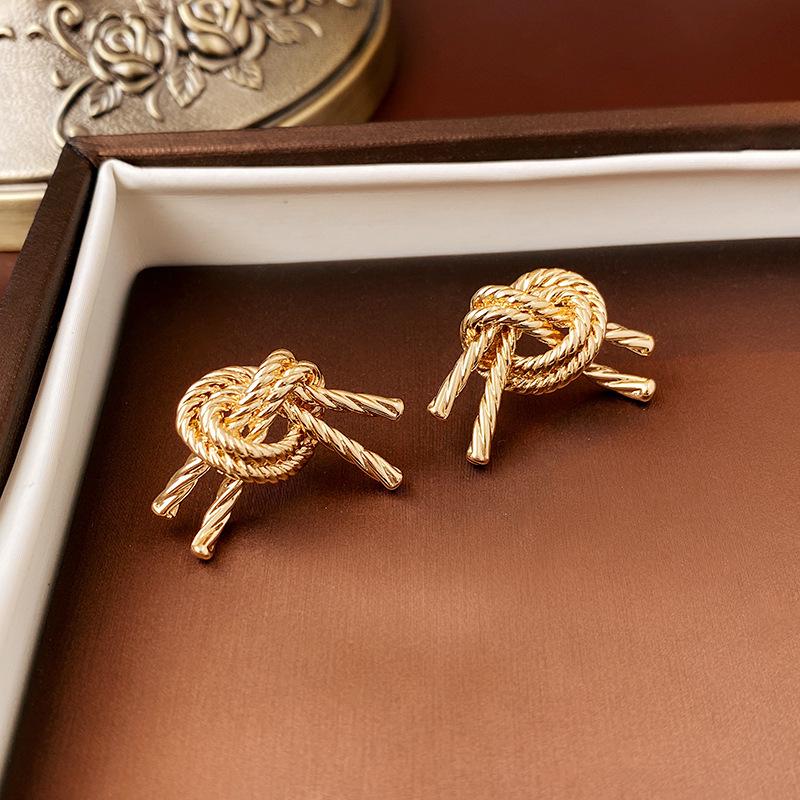 

Silver Needle Round Floral Tassel Earrings - European & American Retro Studs with a Light Luxury High-End Sense for Women