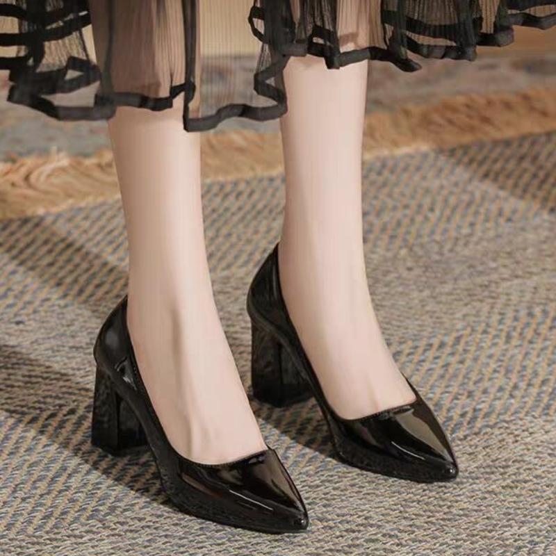 

Туфли-лодочки из лаковой кожи на блочном каблуке, осенние новинки, с острым носком, с неглубоким вырезом, на шнуровке, противоскользящие, износостойкие, на высоком каблуке 35 чёрный