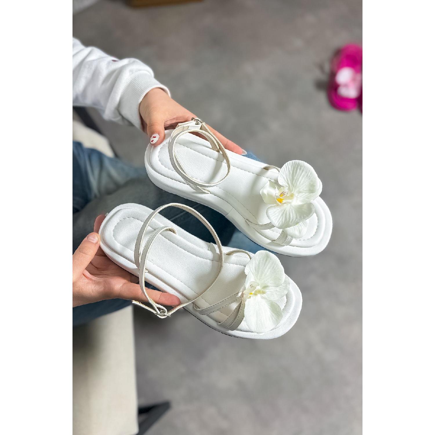 

Женские сандалии Oils с белыми цветами и декором 36 белый